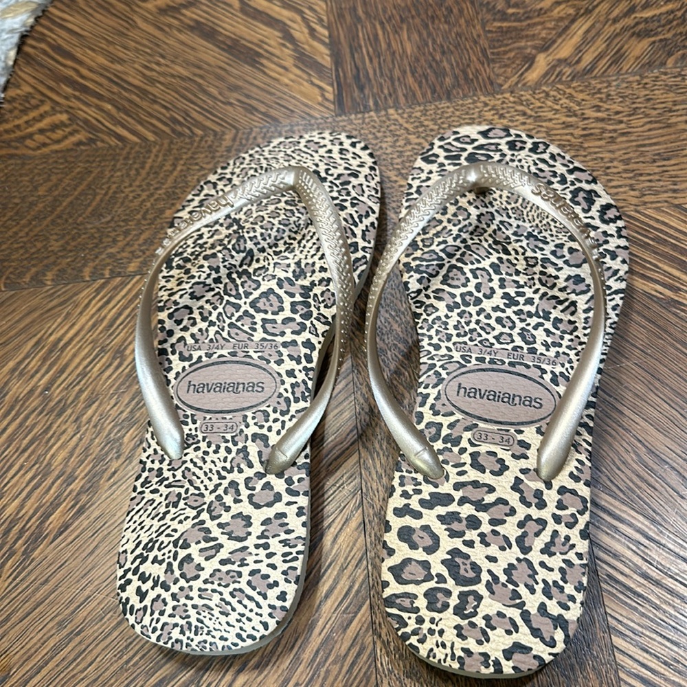 New-Never Worn Girls Size 3/4 Gold Havaianas Flip Flops